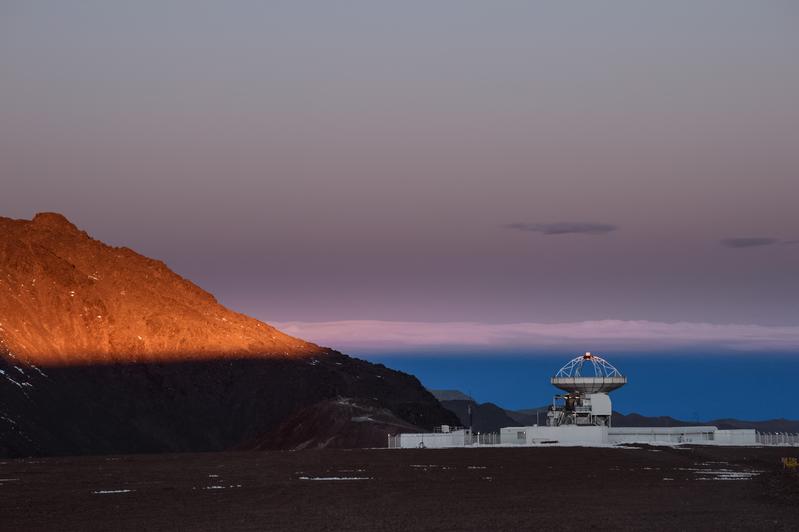 Das 12-m-Teleskop APEX (Atacama Pathfinder Experiment) befindet sich in 5100 m Höhe auf dem Chajnantor-Plateau in der chilenischen Atacamawüste.