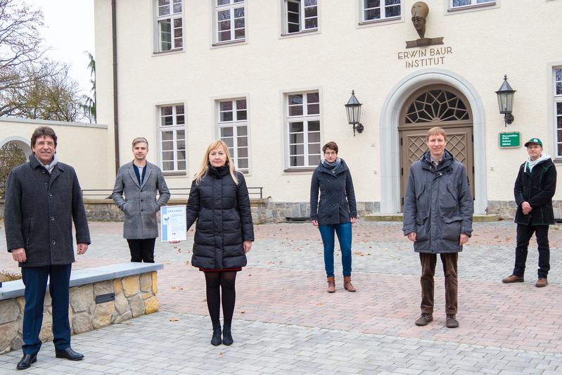 Im Bild: Gundolf Schülke, Hauptgeschäftsführer der IHK Ostbrandenburg (links), Cornelia Rosenberg, Administrative Direktorin des ZALF (dritte v.l.), sowie Mitglieder des ZALF-Umweltteams.