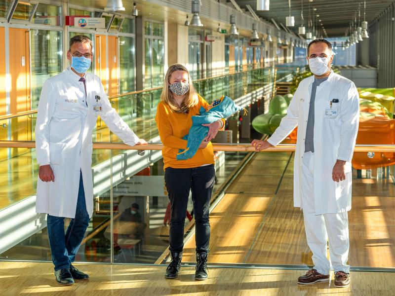 Janine Laube besucht mit Söhnchen Paul das Uniklinikum Dresden. Hier wurde sie in der Schwangerschaft von Prof. Mario Rüdiger (l.) und PD Dr. Cahit Birdir betreut.