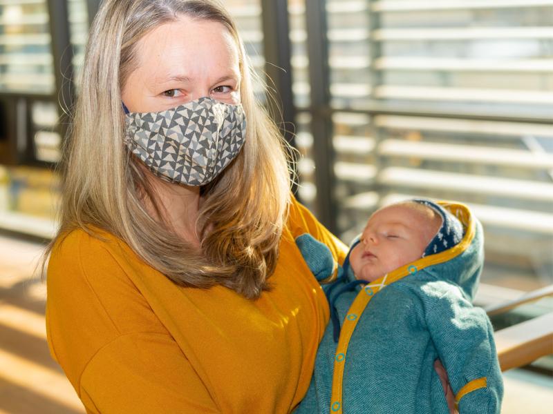 Janine Laube besucht mit Söhnchen Paul das Uniklinikum Dresden. Er ist eins der ersten Kinder, das nach Betreuung im Feto-Neonatalen-Pfad des Uniklinikums geboren wurde.