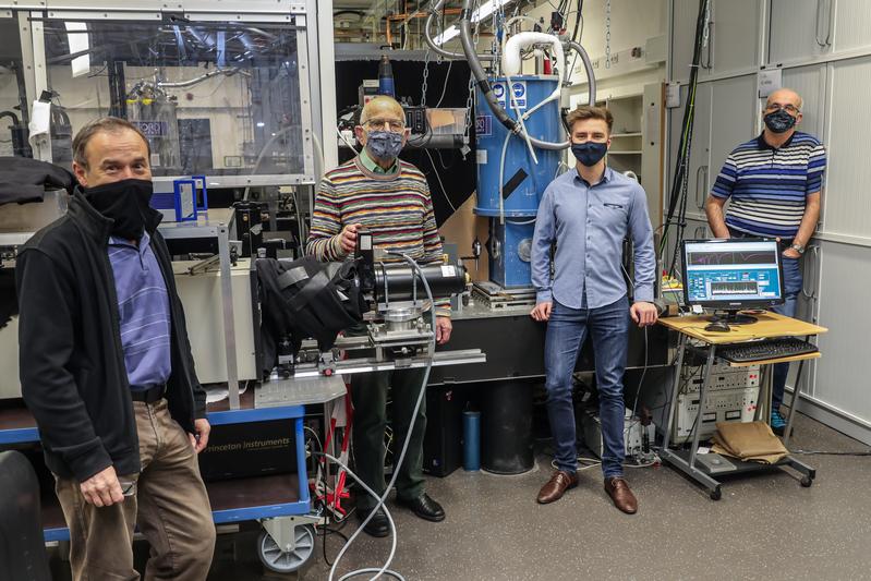 Apl. Prof. Dmitri Yakovlev, Prof. Dietmar Fröhlich, Andreas Farenbruch und Prof. Manfred Bayer (v.r.) haben neue Erkenntnisse über Exzitonen erlangt.