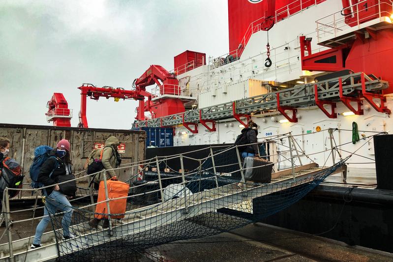 Nach Quarantäne und negativen COVID-19-Tests konnte das Team der Expedition SO279 gestern in Emden an Bord des Forschungsschiffs SONNE gehen. 