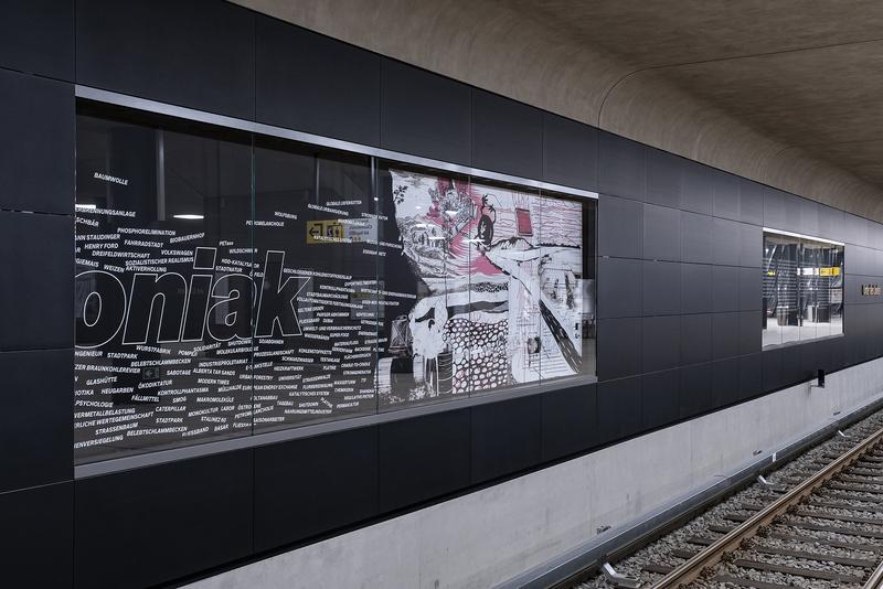On the platform of “Unter den Linden” on the U5, BVG guests can now use the pictures by artist Nele Brönner to engage with scientific topics – and maybe skip a train now and then to do so. 