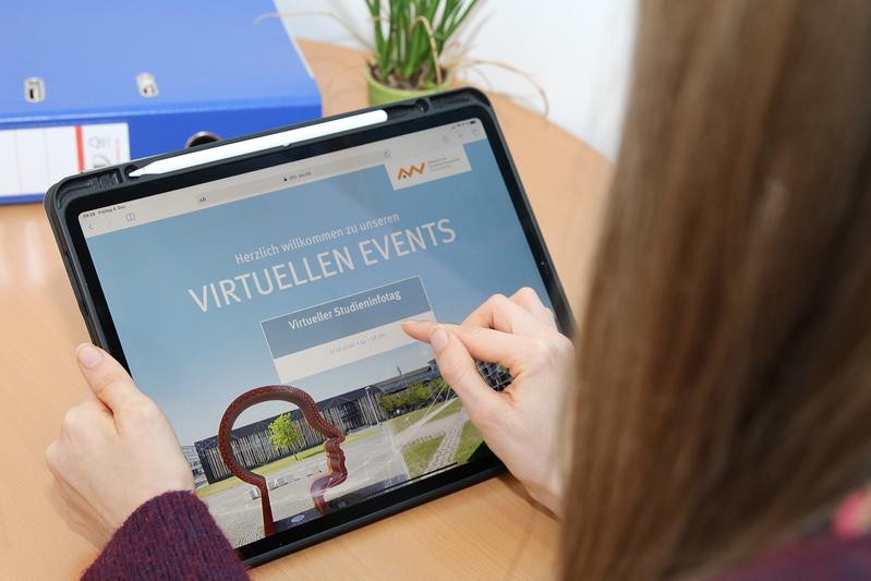 Infos zu Studiengängen und der OTH Amberg-Weiden, Schnuppervorlesungen, Einblicke in die Labore und vieles mehr – bequem vom Smartphone, Tablet oder Desktop den virtuellen Studieninfotag besuchen.