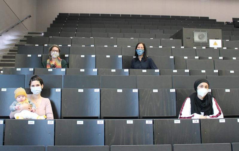 Ein Studienstipendium der Gleichstellungsbeauftragten erhielten Amalie Schramm (vorne links) und Salma Zal Mohammad (vorne rechts). Prof. Dr. Renate Schramek (hinten rechts) und Kirsten Lieps (hinten links) übergaben das Stipendium.