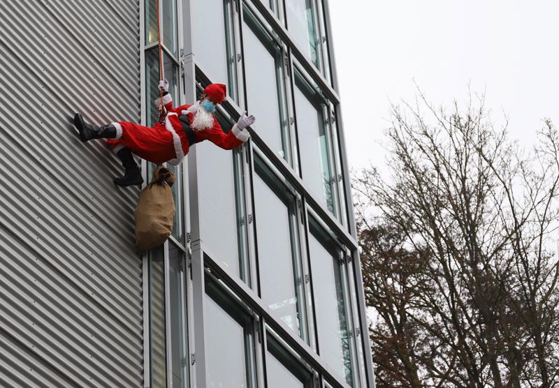 Langsam kommt der Nikolaus die 20 Meter hohe Hauswand der Kinder- und Jugendpsychiatrie/Psychotherapie des Universitätsklinikums Ulm herunter. 
