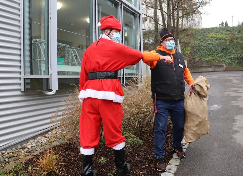 Professor Jörg Fegert, Ärztlicher Direktor der Klinik für Kinder- und Jugendpsychiatrie/Psychotherapie begrüßt den Nikolaus und nimmt die Geschenke in Empfang, die anschließend an die Patient*innen verteilt werden.