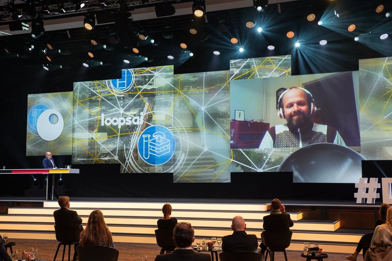 loopsai hat es geschafft: Thorsten Kluß von der Universität Bremen wurde am Freitagabend stellvertretend für das Team digital dazu geschaltet, als die Gewinner der Kategorie Forschung gegen 22 Uhr verkündet wurden.