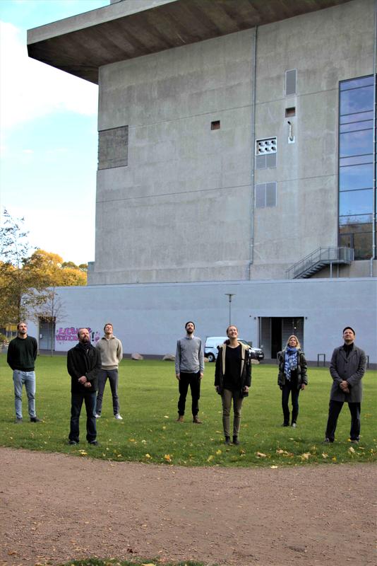  Das Team loopsai vor dem angemieteten Bunker in Hamburg-Wilhelmsburg. Das Foto ist während Drehaufnahmen entstanden für ein Video im Wissenschaftsmagazin „nano“ bei 3sat.