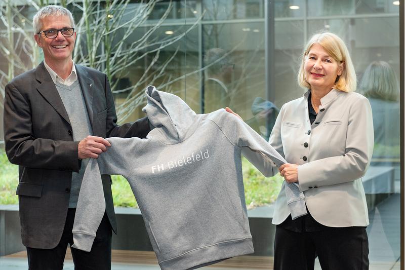 Prof. Dr. Hans Brandt-Pook, Vorsitzender der Hochschulwahlversammlung der Fachhochschule Bielefeld gratuliert Prof. Dr. Ingeborg Schramm-Wölk, Präsidentin der Fachhochschule Bielefeld