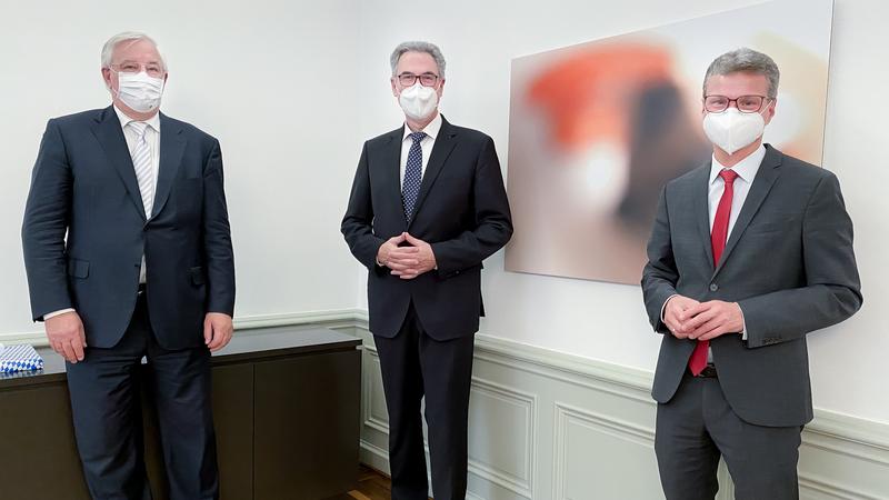 Der Bayerische Staatsminister für Wissenschaft und Kunst Bernd Sibler (re.) stellt den neuen Ärztlichen Direktor und Vorstandsvorsitzenden des LMU Klinikums Prof. Dr. Markus M. Lerch (M.) vor. Dieser folgt auf Prof. Dr. Karl-Walter Jauch (li.).