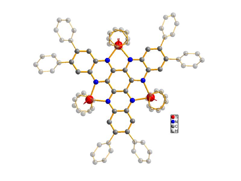 Die Struktur des untersuchten Moleküls (Titan in rot dargestellt, Stickstoff in blau, Kohlenstoff in grau). Der Grundkörper des Moleküls ist hervorgehoben, die Wasserstoffatome zur Vereinfachung hingegen ausgeblendet. 