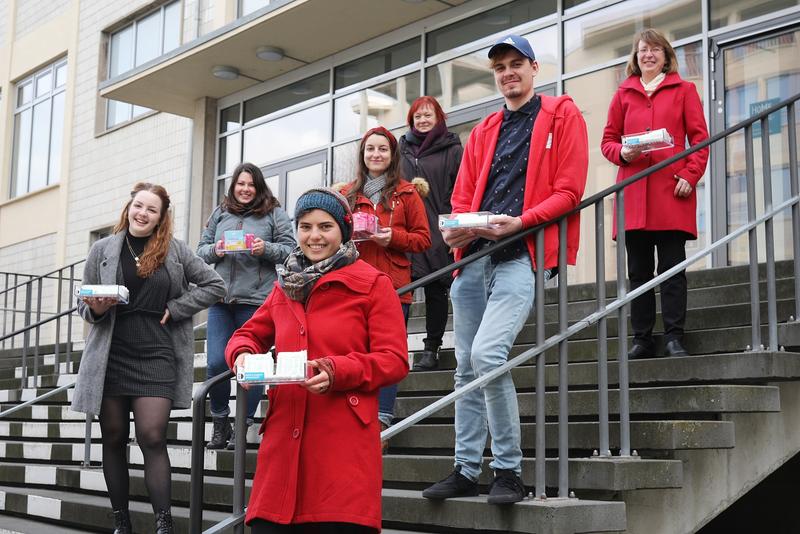 Studierende der HoMe haben die Idee eingebracht und sich für die Umsetzung stark gemacht. Dr. Karen Ranft (oben rechts, Kanzlerin der Hochschule) und Kathrin Stritzel (oben links, Gleichstellungsbeauftragte) haben das Vorhaben von Beginn an unterstützt