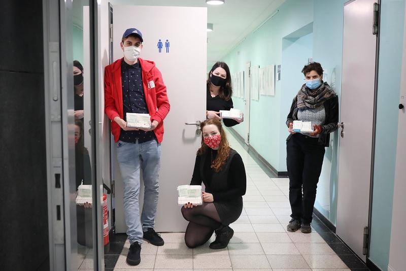 Die Studierenden verteilen die Menstruationsprodukte auf den Frauen*-, genderfreien und barrierefreien Toiletten