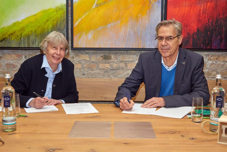 Donatorin Sibylle Fraund und Prof. Dr. Hans Reiner Schultz bei der der Vertragsunterzeichnung.