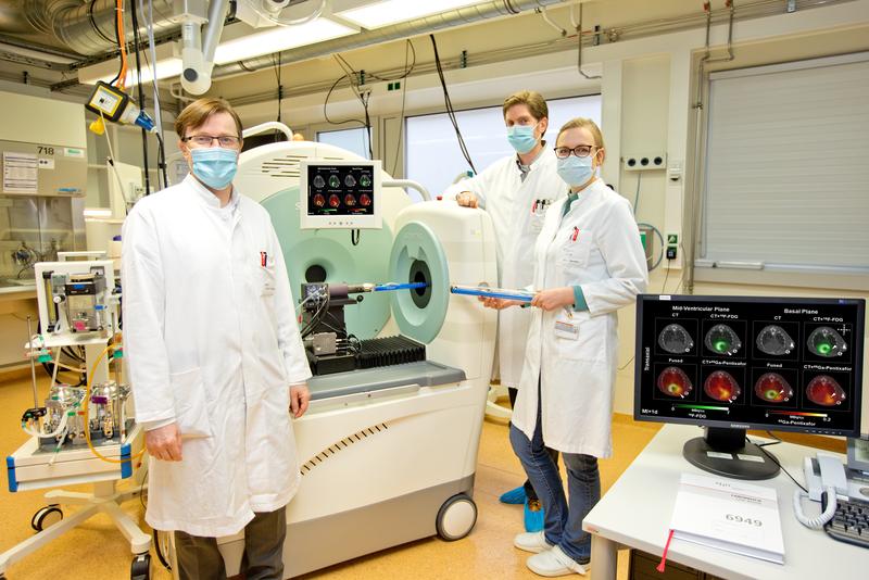 Professor Dr. Frank Bengel, James Thackeray PhD und Annika Heß, PhD vor einem Positronen-Emissions-Tomografen (PET).