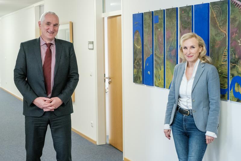 Präsident Prof. Dr. Ulrich Bartosch gratuliert Vizepräsidentin Prof. Dr. Christina Hansen zur ihrer Berufung in den Qualitätssicherungsrat für Pädagoginnen- und Pädagogenbildung in Österreich. 