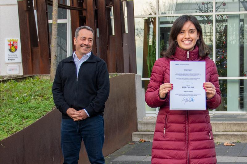 Vizepräsident Prof. Dr. Michael Rademacher und Preisträgerin Adriana Rojo Camarena