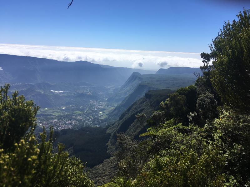 Die ausgestorbene flugunfähige Réunion-Ralle (Dryolimnas augusti) wurde vermutlich noch im 17. Jahrhundert auf der Insel Réunion im südlichen Indischen Ozean gesichtet. Hier der Blick in die nordöstliche Caldera des Piton des Neiges (3.070 Meter ü. NN).
