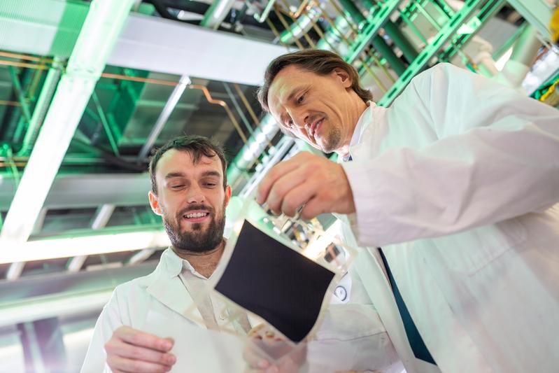 Prof. Dr. Thomas von Unwerth (right), holder of the Chair of Advanced Powertrains at Chemnitz University of Technology and head of the Innovation Cluster HZwo e. V., and his scientific assistant Dipl.-Ing. Vladimir Buday. 