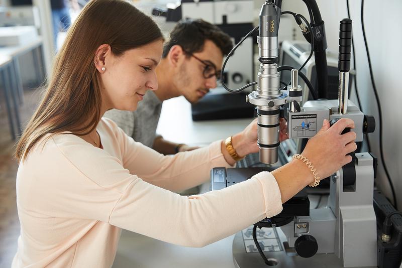 Symbolbild: Arbeit im Labor in der Hochschule Koblenz