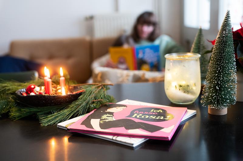 Bücher zählen zu den beliebtesten Weihnachtsgeschenken für Kinder. Diversitätsbewusste Literatur bietet dabei einen besonderen Vorteil. 