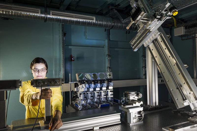 Tonya Vitova beim Aufbau des Röntgenemissionsexperiments an der CAT-ACT-Beamline (High energy beamline for CATalysis and ACTinide Research). Neben ihr ist das hochauflösende Röntgenemissionsspektrometer mit fünf Analysatorkristallen zu sehen.