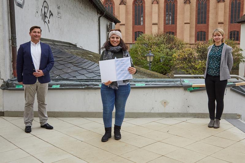 Die Trägerin des DAAD-Preises 2020 mit Prof. Dr. Bianca May (r.), Studiengangsleiterin Getränketechnologie (B.Sc.), und Prof. Dr. Jon Hanf, Mitglied der Jury des DAAD-Preises.