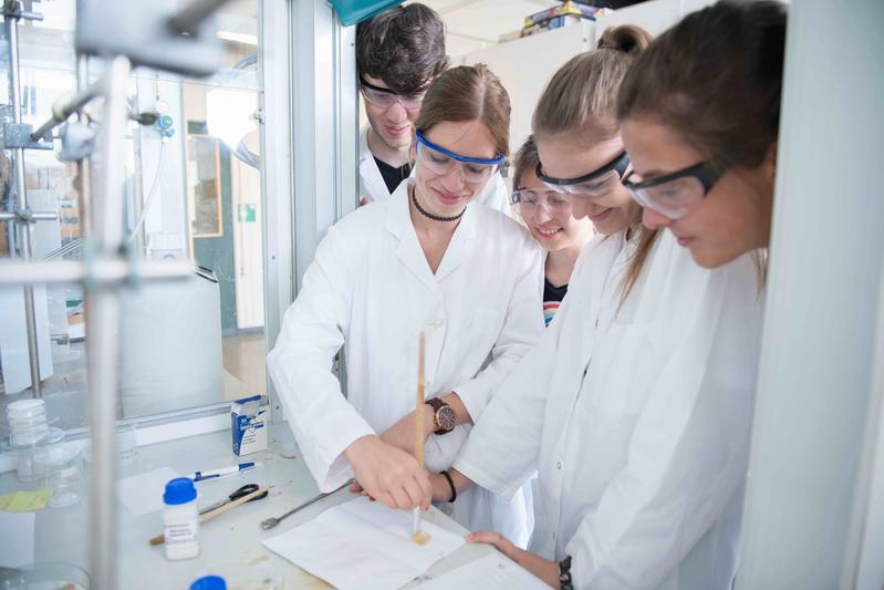 Wie im EMU-Lab sollen interessierte Schülerinnen und Schüler bei der Intensivstudienwoche experimentieren können 