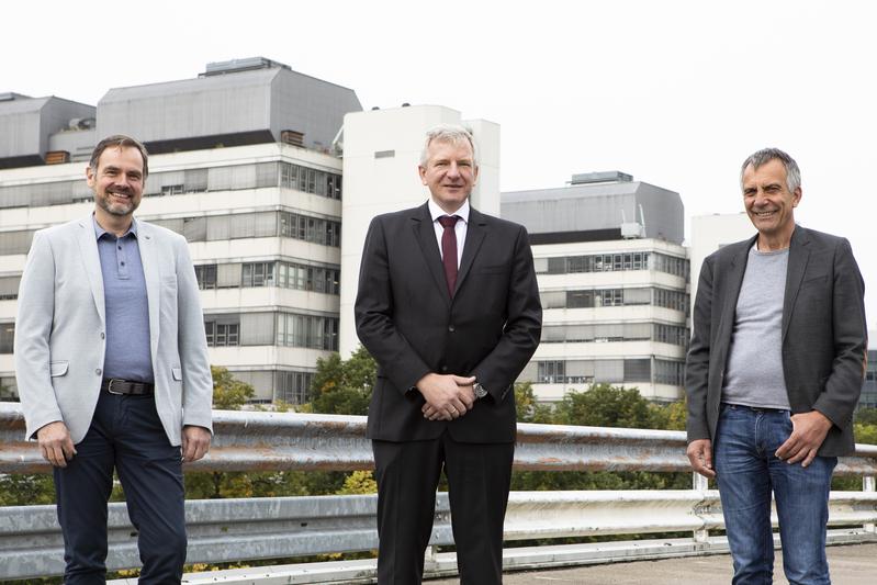 Besiegelten die Kooperation: Prof. Dr. Markus Nebel, Prof. Dr. Albert Sickmann, Prof. Dr.-Ing. Gerhard Sagerer (v.l.). 