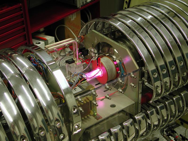Ionenquelle des LUNA-Beschleunigers während einer Wartungsphase. Die Leuchterscheinung ist das Wasserstoffplasma, aus dem Wasserstoffkerne für die Fusionsreaktion gewonnen werden. 