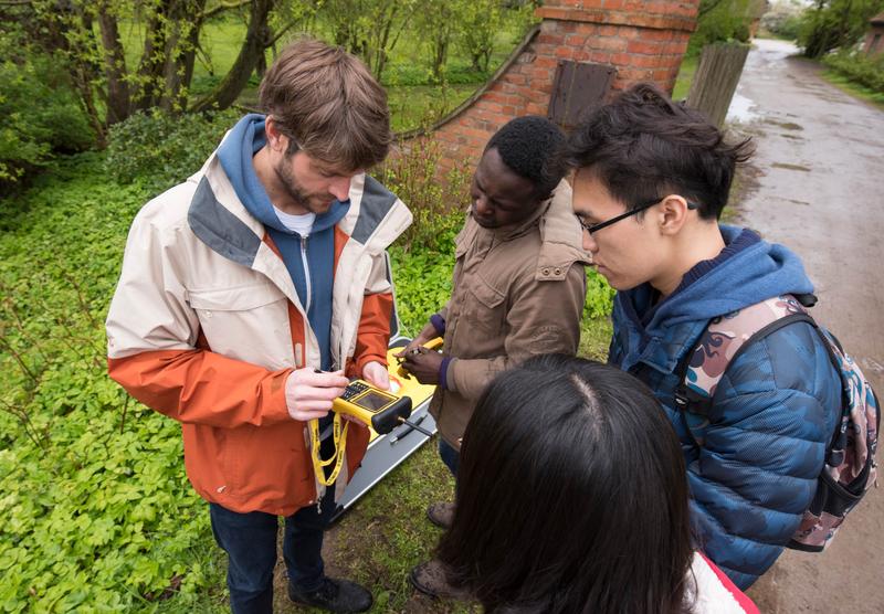 Internationale Studierende bei Messungen im Water Engineering