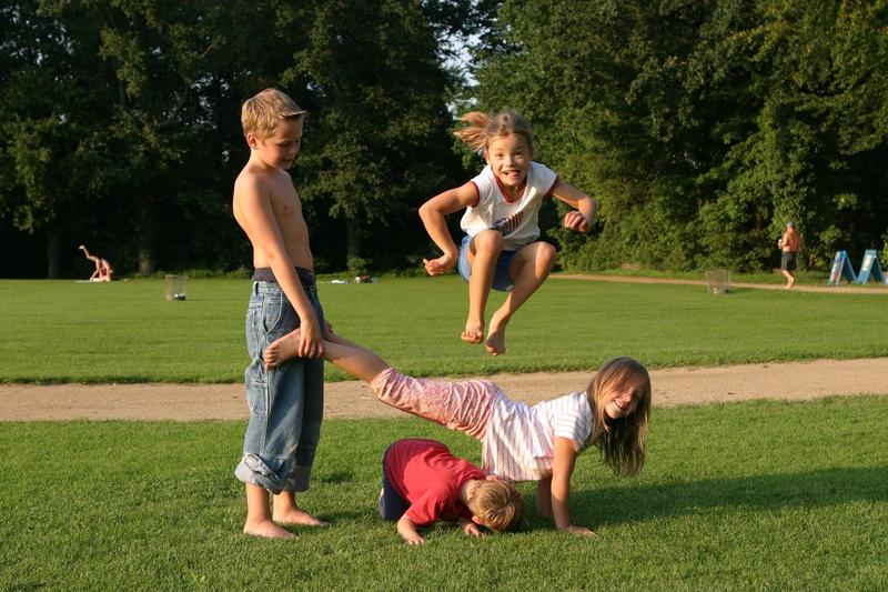 Beim Spielen im Freien haben sich Kinder und Jugendliche im Lockdown Bewegung verschafft. (Foto: Martin Köhler für die Motorik-Modul-Studie)