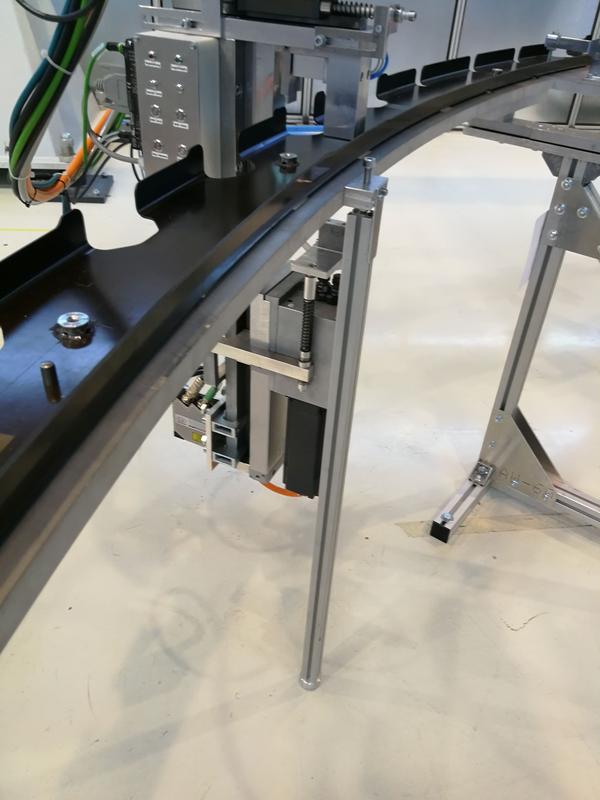 The positioning and drilling end effector developed by Fraunhofer IFAM in Stade during the automated positioning of a cleat on the integral frame 