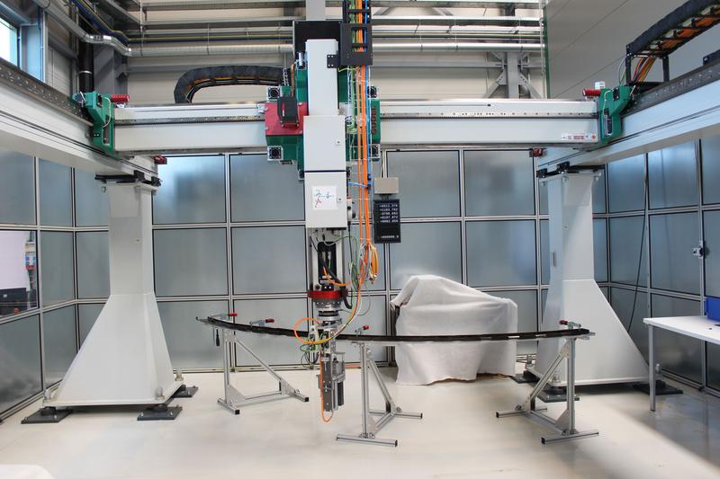 The automation environment developed by Fraunhofer IFAM in Stade with the portal and the connected positioning and drilling end effector as well as the frame elevation for automated positioning and drilling of the cleat on the integral frame 