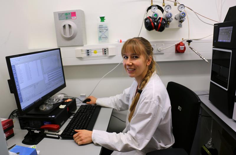 Marisa Wirth an ihrem Arbeitsplatz im IOW bei der Messung des Glyphosat-Gehalts mittels Flüssigchromatographie und Massenspektrometrie
