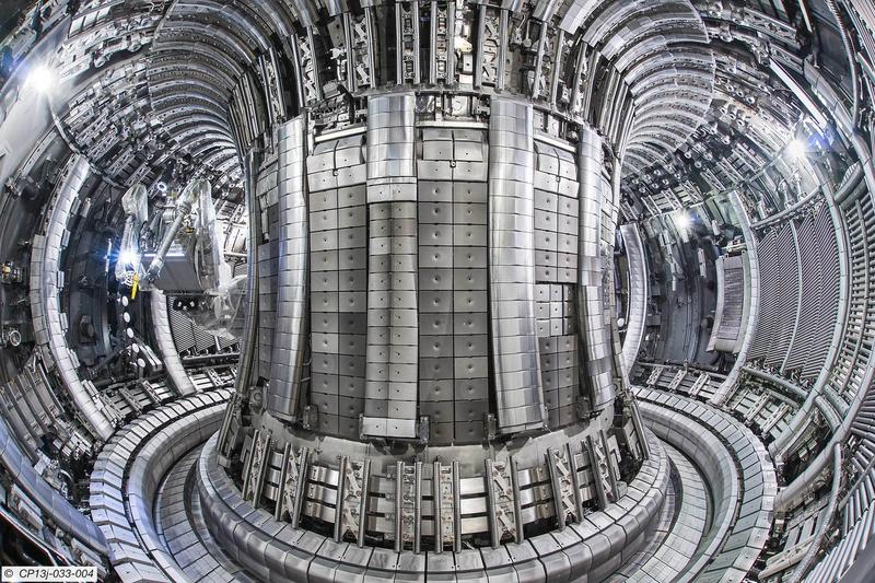 Plasma vessel of the European JET fusion device. The coating of the vessel wall with tiles made of beryllium and – at the bottom, in the so-called divertor – of tungsten corresponds to the materials intended for the international experimental reac