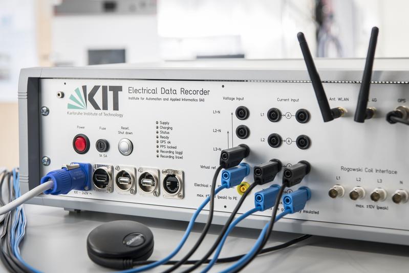 Der am KIT entwickelte Datenrekorder verwendet einen GPS-Empfänger und zeichnet Roh- und Frequenzdaten mit sehr hoher Auflösung auf. (Foto: Amadeus Bramsiepe, KIT)