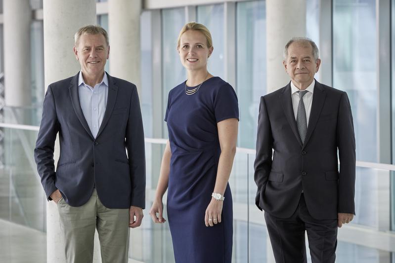 President Loprieno (right) hands over leadership of Jacobs University to Provost Thomas Auf der Heyde and Managing Director Andrea Herzig-Erler.
