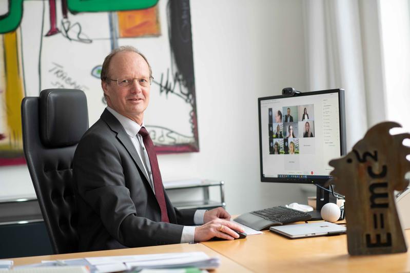 Universitätspräsident Prof. Michael Weber bei der ersten virtuellen Preisverleihung an der Universität Ulm