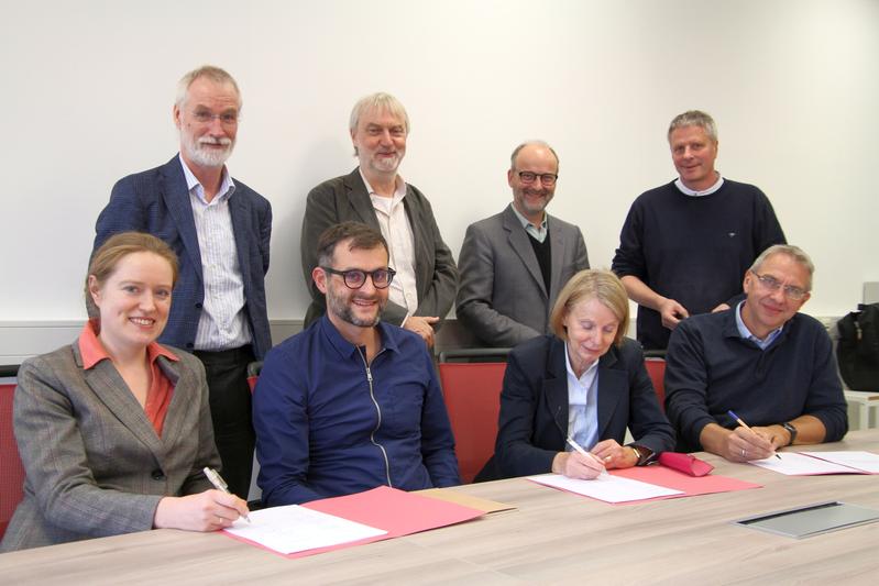 2018 konstituierte sich das IfG an der Universität Vechta: Bei der Unterzeichnung waren unter anderem Prof. Dr. Andrea Teti (2. vorne links) und Prof. Dr. Frerich Frerichs (r.) dabei.