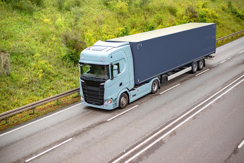 Schon im März 2021 wird ein erster Lkw mit Sensoren ausgestattet, die dann vielfältige Daten sammeln und problematische Zustände ermitteln. 