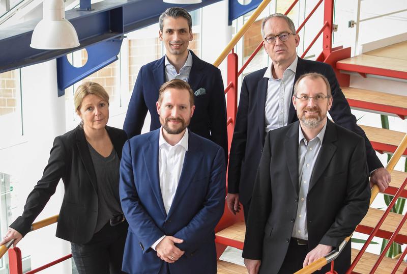 Das künftige Direktorium des neuen E&I-Instituts: Dr. Petra Beermann, Prof. Dr. Matthias Baum (vo. M.), Prof. Dr. Rodrigo Isidor (hi. M.) gemeinsam mit Universitätspräsident Prof. Dr. Stefan Leible (hi. r.) und Prof. Dr. Torsten Eymann (vo. r.).