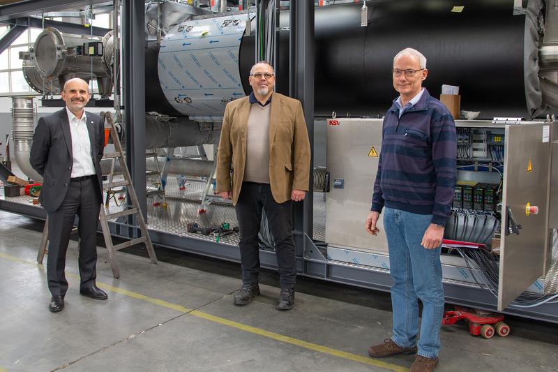 TH-Präsident Prof. Dr. Klaus Becker, PYREG-Geschäftsführer Helmut Gerber und Prof. Dr. Winfried Sehn blicken auf die zehnjährige Unternehmensgeschichte zurück.