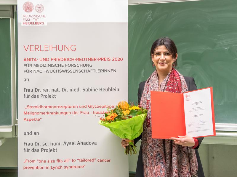 Dr. Aysel Ahadova vom Institut für Pathologie am Universitätsklinikum Heidelberg erhielt den Anita- und Friedrich-Reutner-Preis 2020 für ihre Forschungen zur Tumorprävention beim Lynch-Syndrom, einer häufigen Form von erblich bedingtem Darmkrebs.