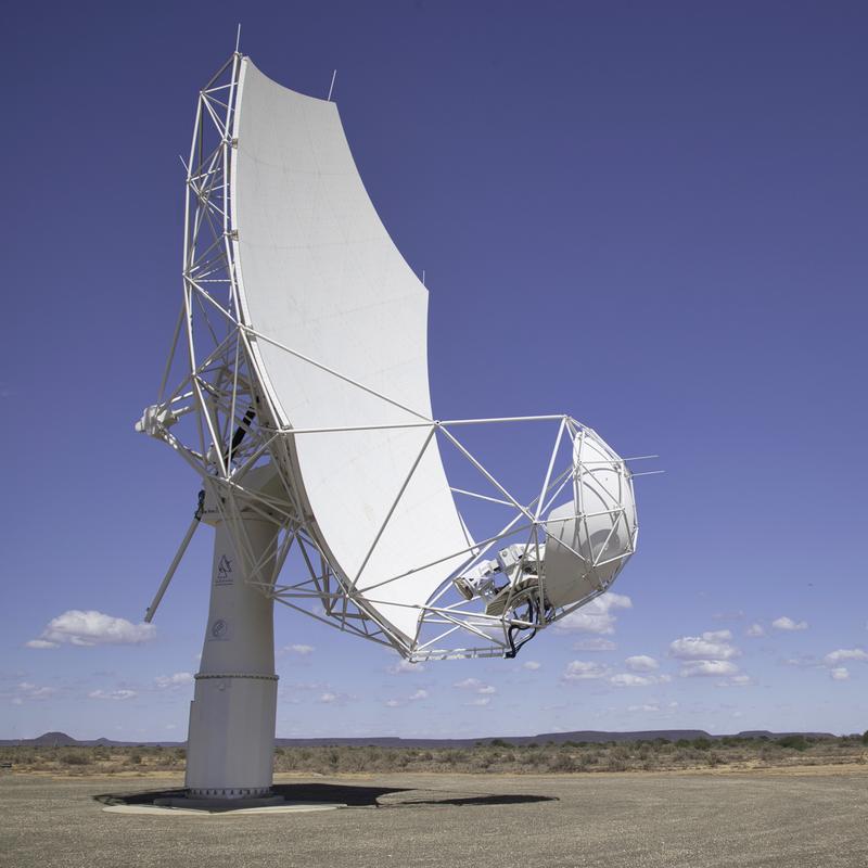 Die SKA-Max-Planck-Dish-Demonstrator-Antenne wird am südafrikanischen SKA-Standort in der Karoo-Halbwüste betrieben. Dieses Teleskop stellt eine Testeinrichtung für die Erweiterung des MeerKAT-Teleskopnetzwerks im Rahmen des MeerKAT+ Projekts dar.