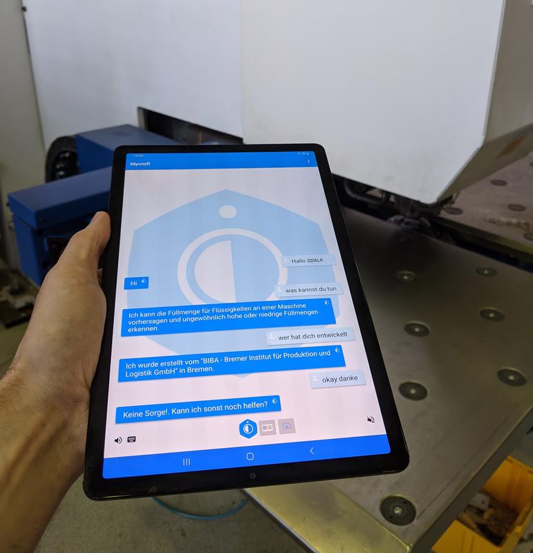 Der COALA-Sprachassistent soll künftig Arbeitende in der Produktion unterstützen und kann beispielsweise per Smartphone oder Tablet verwendet werden.