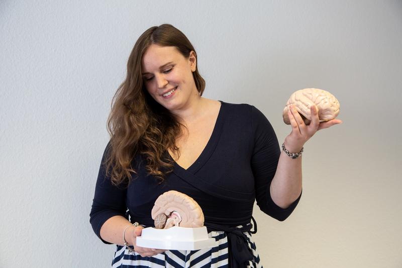 Forscht an Neurokognitiver Entwicklungspsychologie: Prof. Dr. Louisa Kulke (Bild: FAU/Georg Pöhlein)