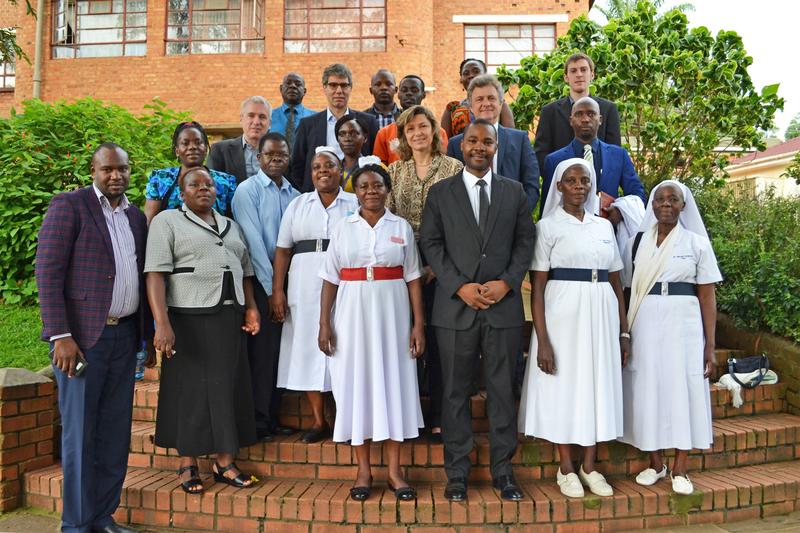 Prof. Dr.-Ing. Jan Hoinkis (zweite Reihe v. o. l.) und OB Dr. med. Frank Mentrup mit der Belegschaft des Krankenhauses in Kampala während einer Delegationsreise 2019