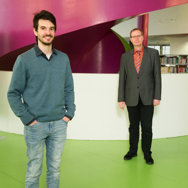 Dr. Marcelo Brandalero (li.) mit Prof. Michael Hübner im Informations-, Kommunikations- und Medienzentrum der BTU Cottbus–Senftenberg.